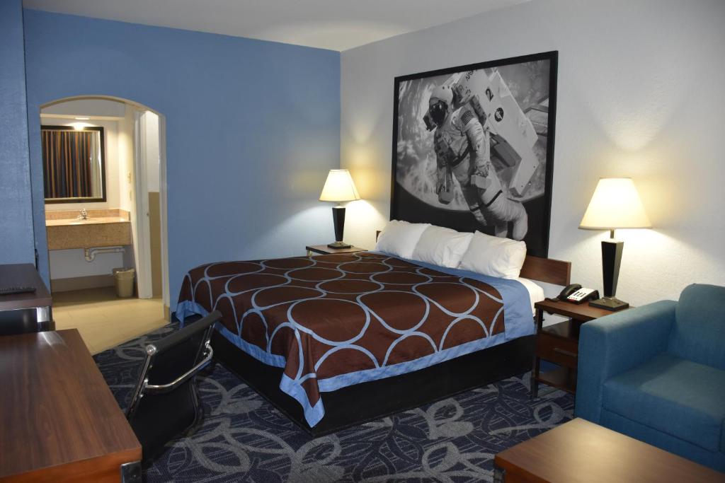 Super 8 by Wyndham Houston Hobby Airport South image 10
