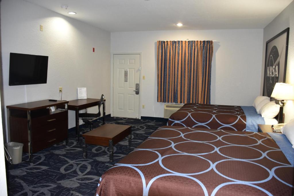 Super 8 by Wyndham Houston Hobby Airport South image 11