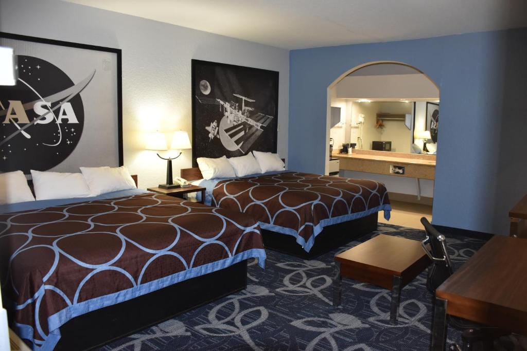 Super 8 by Wyndham Houston Hobby Airport South image 12