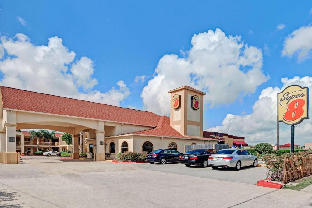 Super 8 by Wyndham Houston Hobby Airport South image 16