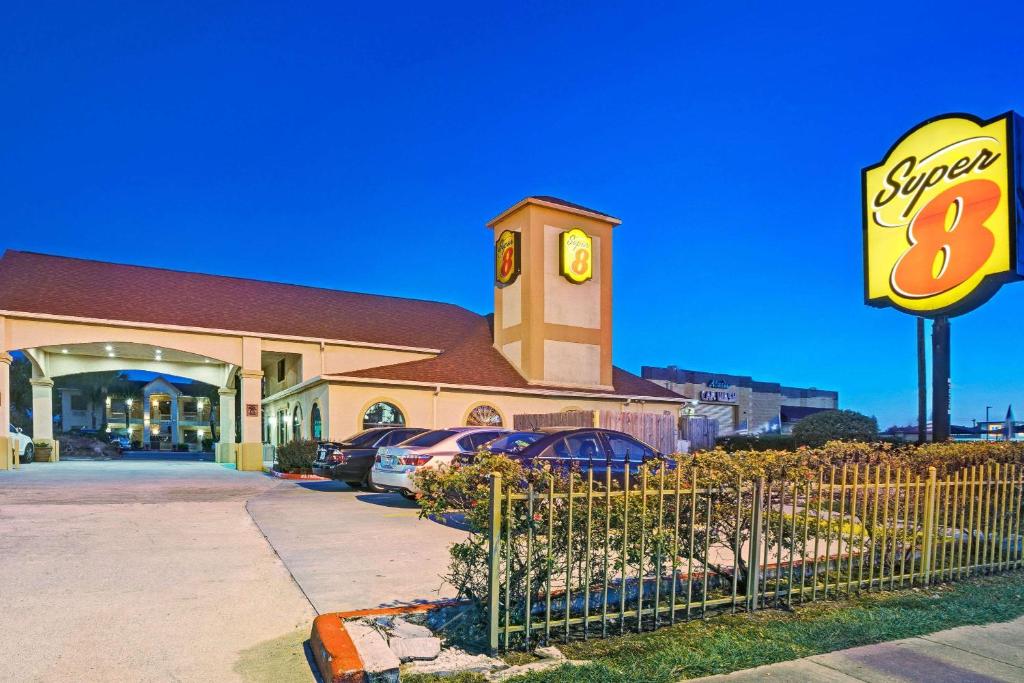 Super 8 by Wyndham Houston Hobby Airport South image 21