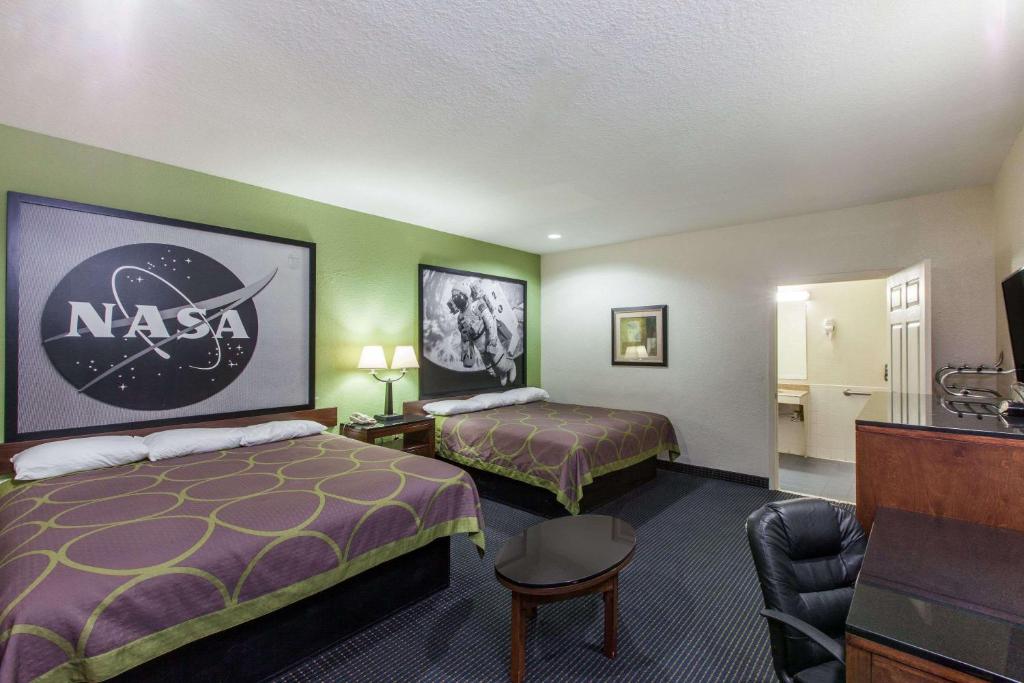 Super 8 by Wyndham Houston Hobby Airport South image 24