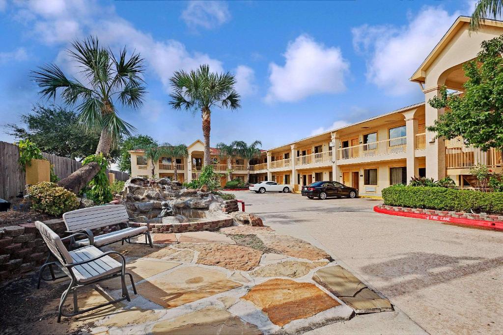 Super 8 by Wyndham Houston Hobby Airport South image 6