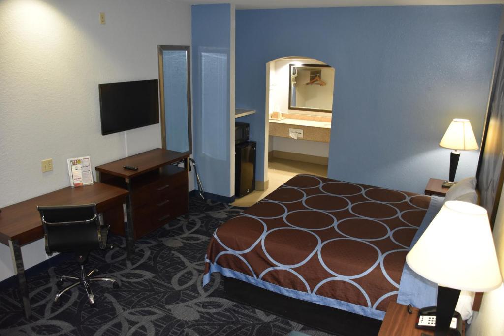 Super 8 by Wyndham Houston Hobby Airport South image 8