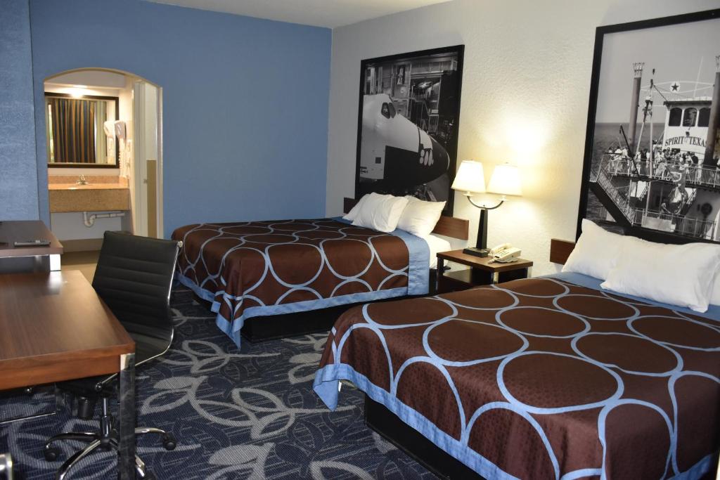 Super 8 by Wyndham Houston Hobby Airport South image 9